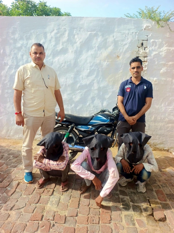 फतेहाबाद। चोरीशुदा मोटरसाइकिल सहित गिरफ्तार तीनों युवक।