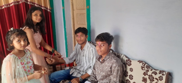 भाई को राखी बांधती हुई बहन।