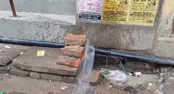 फटे पाइप लाइन से सड़क पर बहता पानी