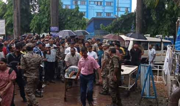 घायलों को अस्पताल ले जाती पुलिस प्रशासन
