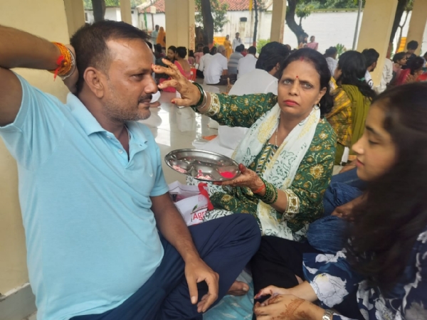 सलाखो के बीच बंधा रिश्ता: जेल में बंद भाइयों की कलाई पर राखी बांधने पहुंची बहनों की आंखें हुई नम*