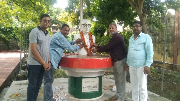 फोटो - श्रद्धांजलि अर्पित करते हुए समाज सेवी