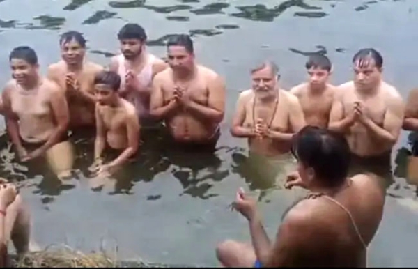 श्रावणी उपाकर्म पर्व मनाते हुए ब्रह्मजन।