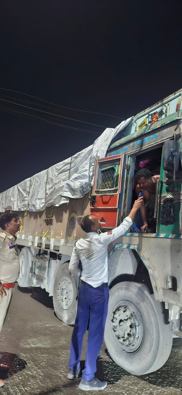 चालान करती पुलिस