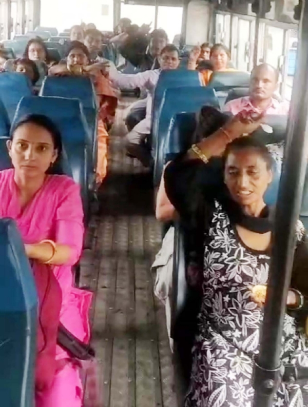 गुरुग्राम से रक्षाबंधन पर रोडवेज बस में सवार बहनें।