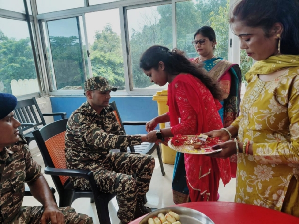 राखी बांधते हुए