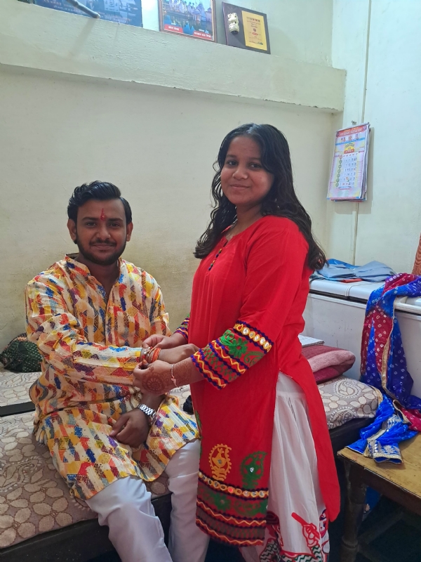 भाई काे राखी बांधती बहन 3
