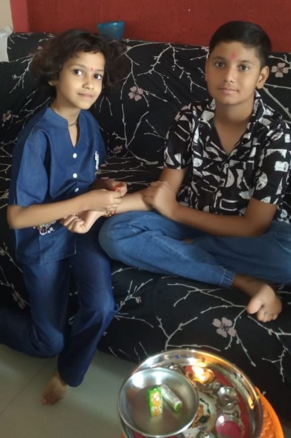 भाई काे बहन राखी बाधती 1