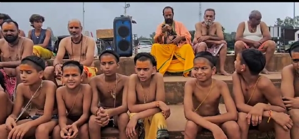 श्रावणी महोत्सव में नर्मदा तट बटुक