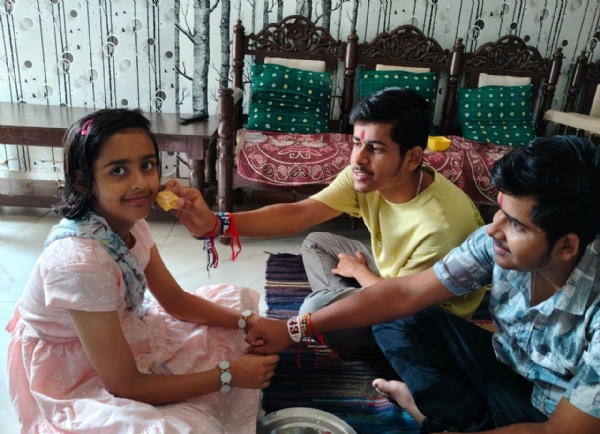 बहन दाेनाे भाईयाे काे राखी बाधती 2