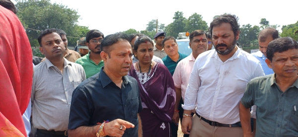 जायजा लेते जिलाधिकारी