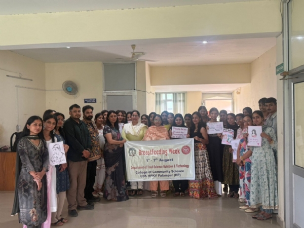 कृषि विश्वविद्यालय में विश्व स्तनपान सप्ताह के मौके पर मौजूद शिक्षक और छात्र।