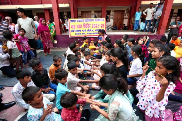 प्रयागराज के बाढ़ प्रभावित शिविर में रक्षाबंधन पर्व का सुन्हरादृश्य