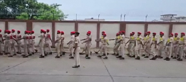 अररिया फोटो:साप्ताहिक परेड में पुलिस बल