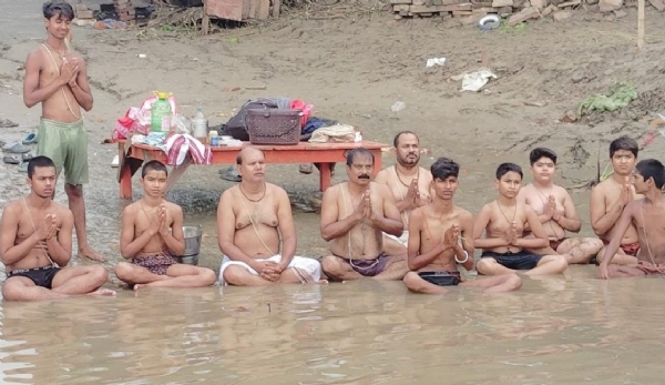 चुनार बालूघाट पर श्रावणी उपाकर्म करते हुए संस्कृत महाविद्यालय के प्राचार्य व छात्र