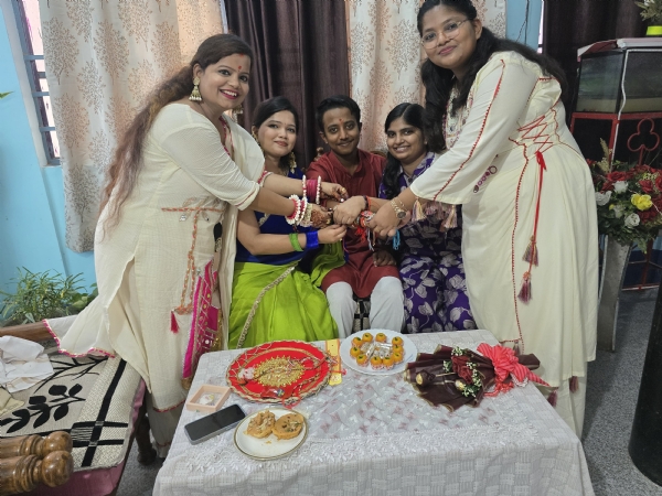 राखी बांधती बहने