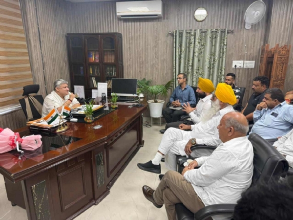 जेके ट्रांसपोर्टर्स वेलफेयर एसोसिएशन के चेयरमैन अजित सिंह ने परिवहन आयुक्त से की मुलाकात