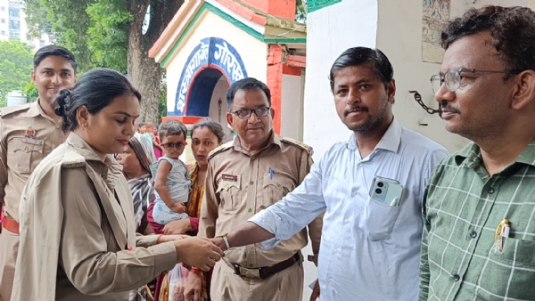 सलाखो के बीच बंधा रिश्ता: जेल में बंद भाइयों की कलाई पर राखी बांधने पहुंची बहनों की आंखें हुई नम*