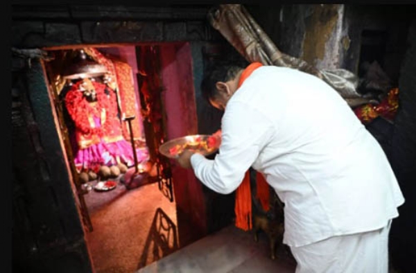 गृहमंत्री विजय शर्मा ने माता दंतेश्वरी माई का लिया आशीर्वाद