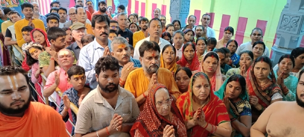 भगवान वेंकटेश के मंदिर में उपस्थित श्रद्धालु