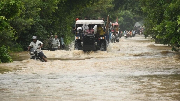 मुरादाबाद जनपद में इस्लामनगर स्थित रोड पर आया बारिश/बाढ़ का पानी।