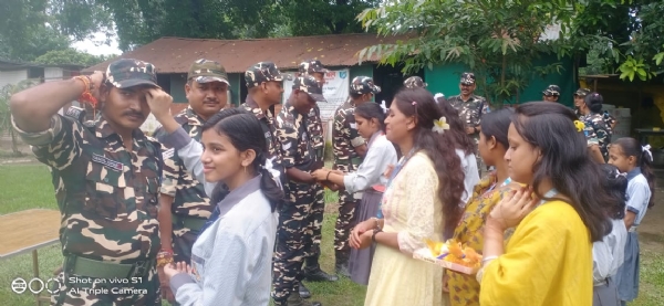 अररिया फोटो:एसएसबी जवानों के हाथों में राखी