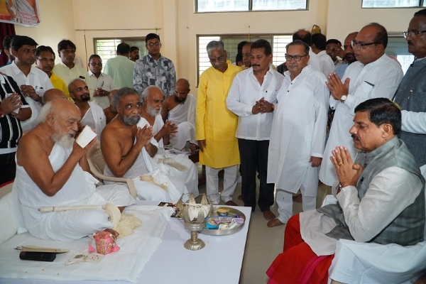 अशोक सागरसूरीश्वर महाराज की चरण वंदन कर आशीर्वाद प्राप्त किया