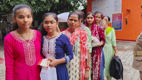 रक्षाबंधन पर जिला कारागार में बंद भाइयों की राखी बांधने पहुंची बहनों की लगीं कतारें ।