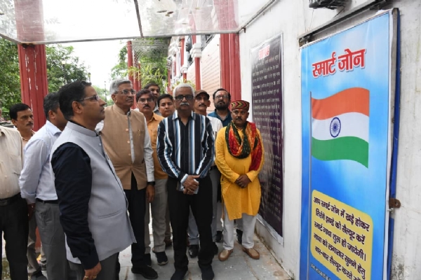अगस्त क्रान्ति के अवसर पर प्रयागराज में शहीद वॉल कार्यक्रम का उद्घाटन करते हुए न्यायमूर्ति संजय कुमार सिंह एवं भारत भाग्य विधाता के संस्थापक अध्यक्ष वीरेंद्र पाठक का छाया चित्र