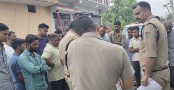 सब मिलने के बाद एकत्रित भीड़