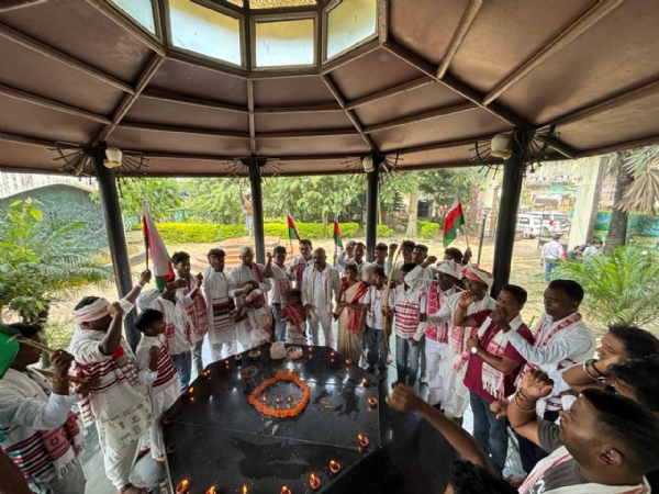 आदिवासी दिवस पर जुटे लोग