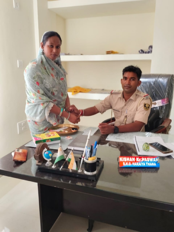 हरैया थानाध्यक्ष को राखी बांधती किन्नर पुष्पा