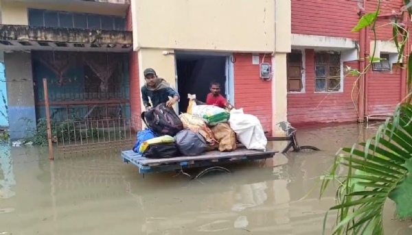 सामान निकालते लोग