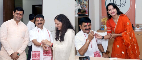 गुरुग्राम भाजपा कार्यालय में महिला कार्यकर्ताओं से राखी बंधवाते संगठन मंत्री फणीन्द्रनाथ शर्मा।