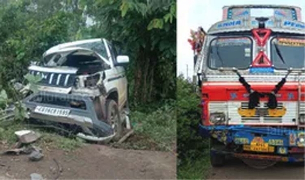 ट्रक व बाेलेराे में टक्कर