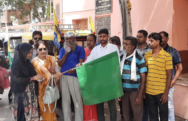 राखियां बाधने के लिए आने-जाने वाली महिलाओं के लिए नि:शुल्क ऑटो रिक्शा की सुविधा की आप ने