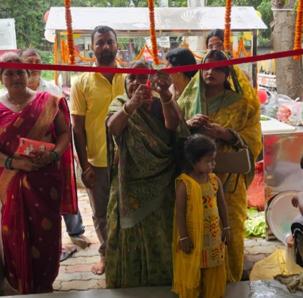 उद्घाटन करते समाजसेविका