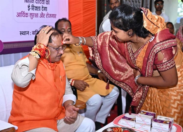 मुख्यमंत्री विष्णुदेव साय योजनाओं से लाभान्वित बहनों ने राखी बांधते हुए