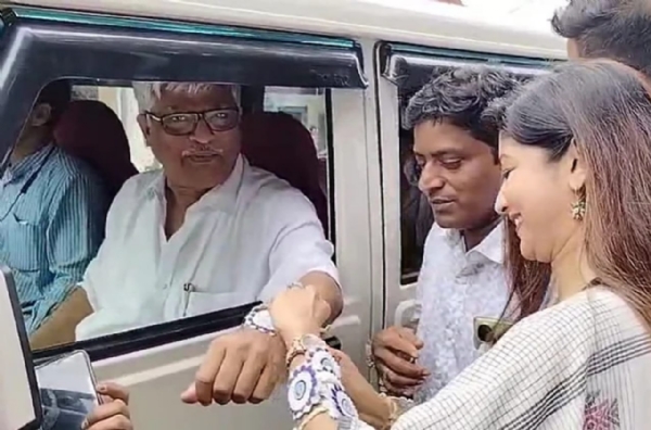 तृणमूल विधायक लवली मैत्रा ने वामपंथी नेता सुजन चक्रवर्ती को बांधी राखी