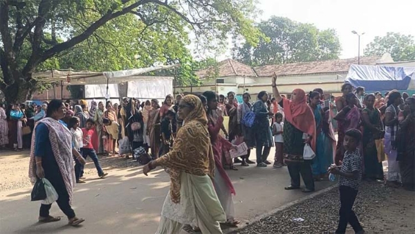 रायपुर सेंट्रल जेल में राखी बांधने पहुंची महिलाएं