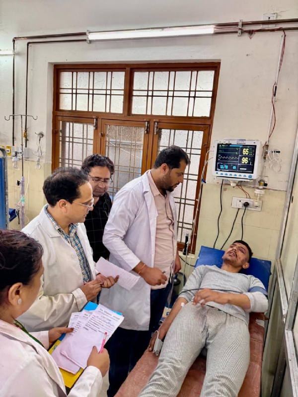 घायलों का हाल चाल जानते स्वास्थ्य सचिव