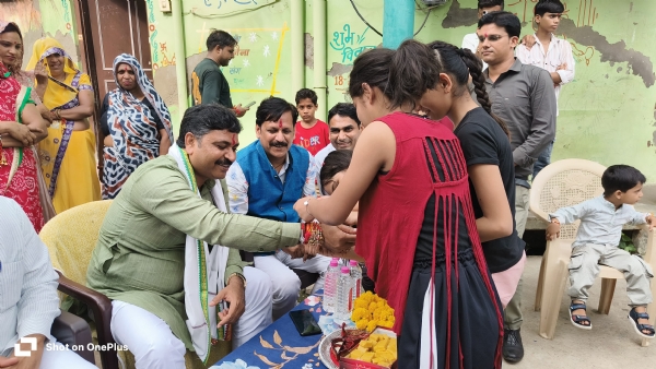 अलवर। नेता प्रतिपक्ष  ने बच्चियों से बंधवाई राखी।