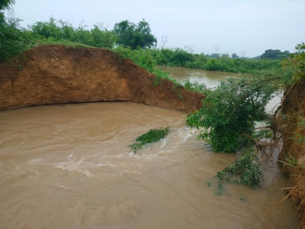 जमालपुर के जादोपुर महोगनी गांव के पास टूटा गड़ई नदी का टूटा तटबंध