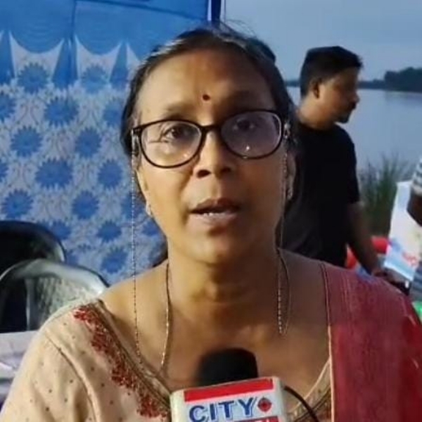 बाढ़ प्रभावित क्षेत्रों के लिए शुरू हुई मेडिकल बोट (बोट एबूलेंस) की जानकारी देतीं अपर जिला अधिकारी वित्त एवं राजस्व ममता मालवीय।  ( एडीएम फाइनेंस )