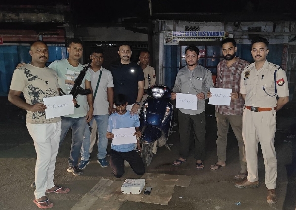 असमः कछार जिला में सिलचर-कलाइन रोड पर काबूगंज बाजार में हेरोइन के साथ गिरफ्तार ड्रग्स तस्कर की तस्वीर।