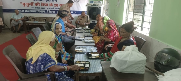 कोरबा पुलिस ने प्रशांति वृद्धाश्रम में मनाया रक्षाबंधन, बुजुर्ग माताओं को दी राखी और उपहार