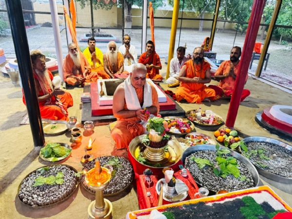 जगद्गुरुशंकराचार्य स्वामी अधोक्षजानंद देवतीर्थ महाराज बाबा भोलेनाथ का रुद्राभिषेक करते हुए