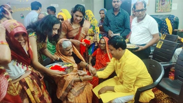 विदिशाः रक्षाबंधन पर कलेक्टर ने वृद्धाश्रम, जेल और ब्रह्माकुमारी संस्थान में पहुंचकर बंधवाई राखी