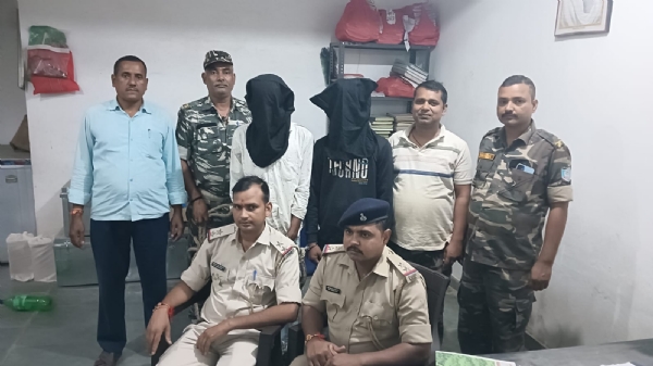 जानकारी देते पुलिस अधिकारी