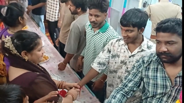 जिला जेल में बंद अपने भाइयों को राखी बांधती बहनें।